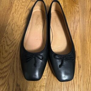 Madewell The Anelise Ballet Flat in Black
Size 9
In good condition